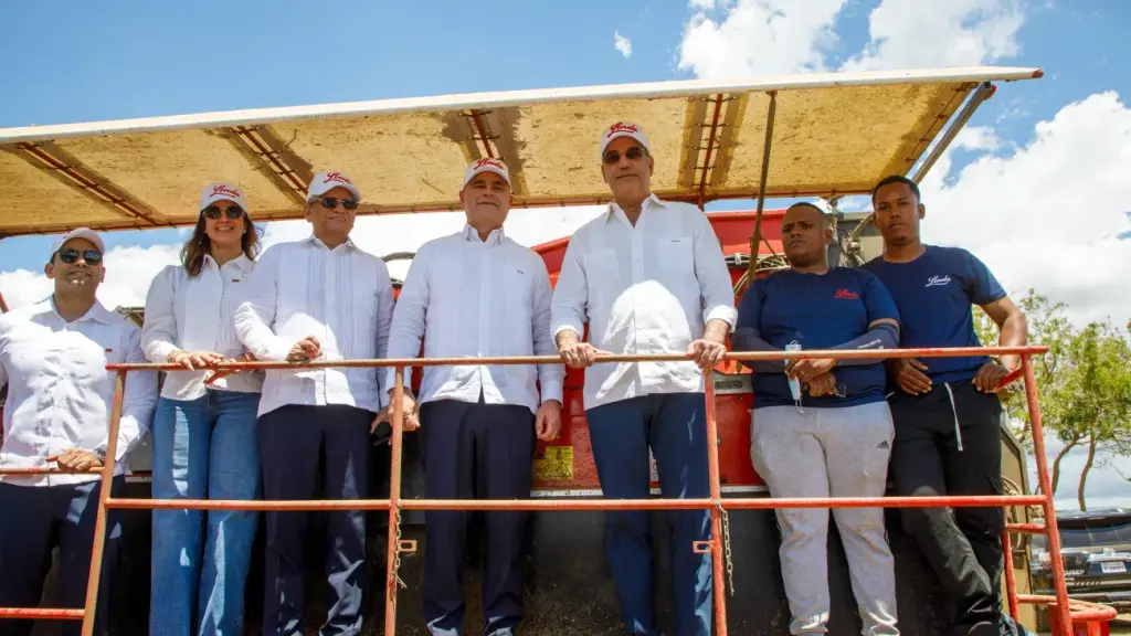 Presidente Abinader visita finca de Productos Linda en Montecristi