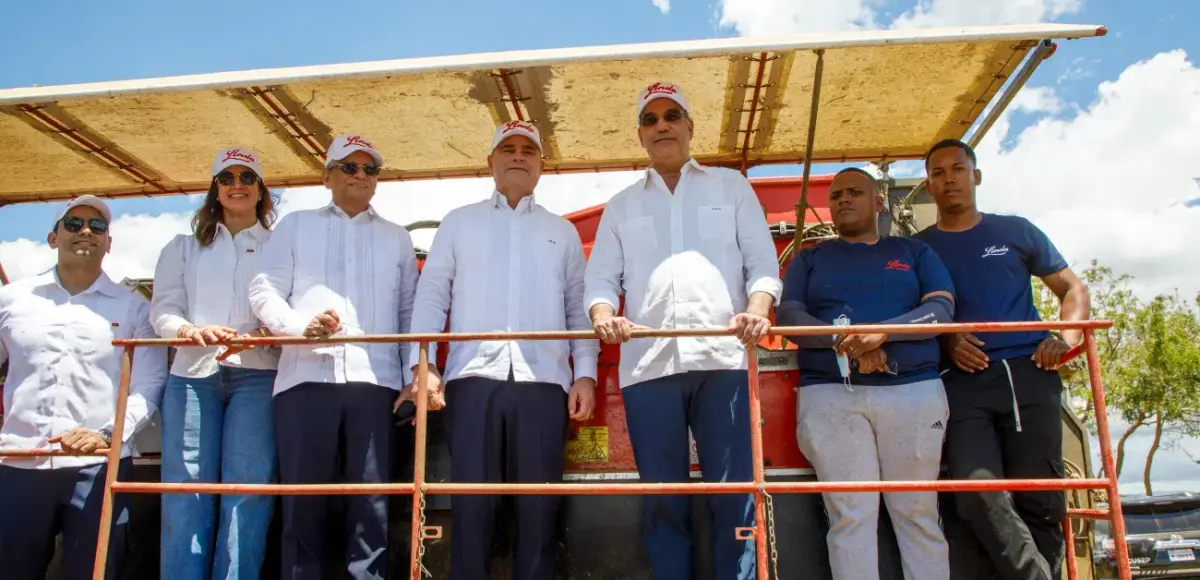 Presidente Abinader visita finca de Productos Linda en Montecristi