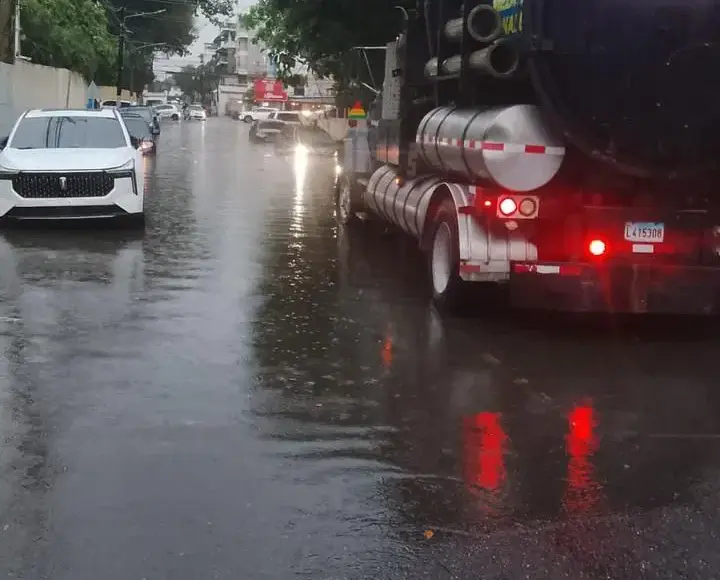 Se producen aguaceros, tormentas eléctricas y ráfagas de viento en el interior del pais