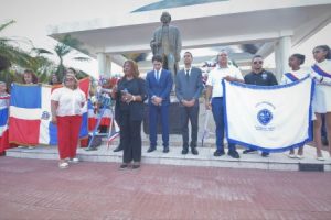Liceo Experimental Amelia Ricart Calventi de la UASD deposita ofrenda floral en la estatua de Duarte