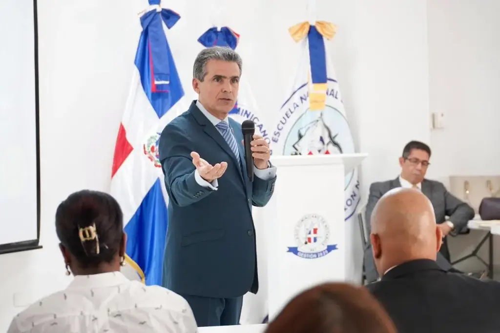 Juez del Tribunal Superior Electoral imparte taller a notarios