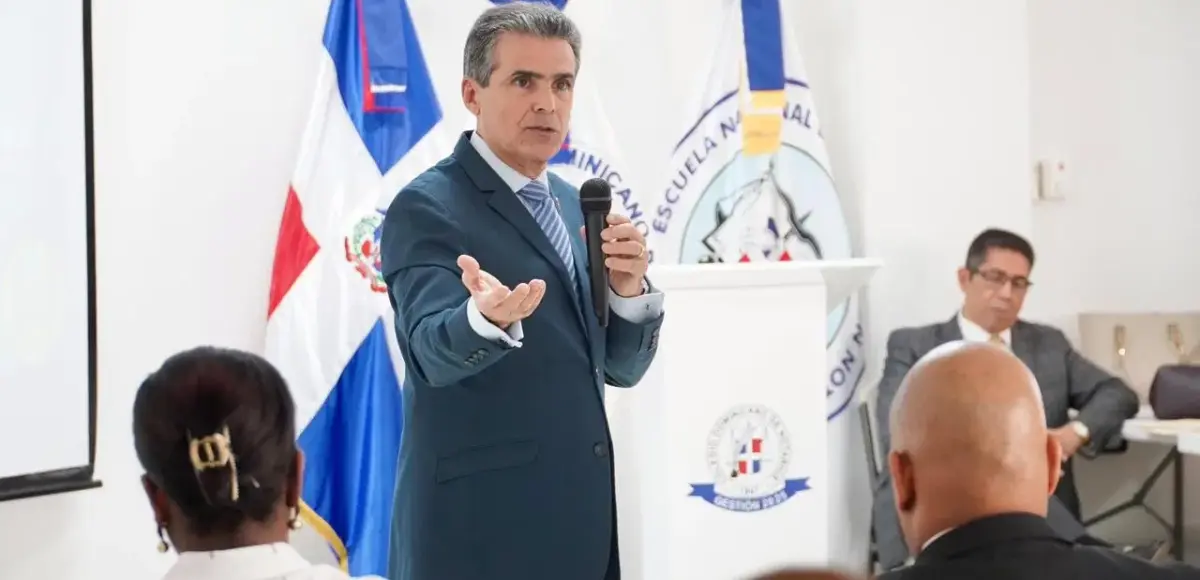 Juez del Tribunal Superior Electoral imparte taller a notarios