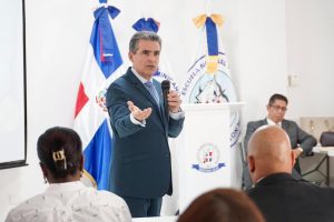 Juez del Tribunal Superior Electoral imparte taller a notarios
