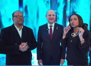 Alcalde Ulises Rodríguez resalta conectividad aérea de Santiago