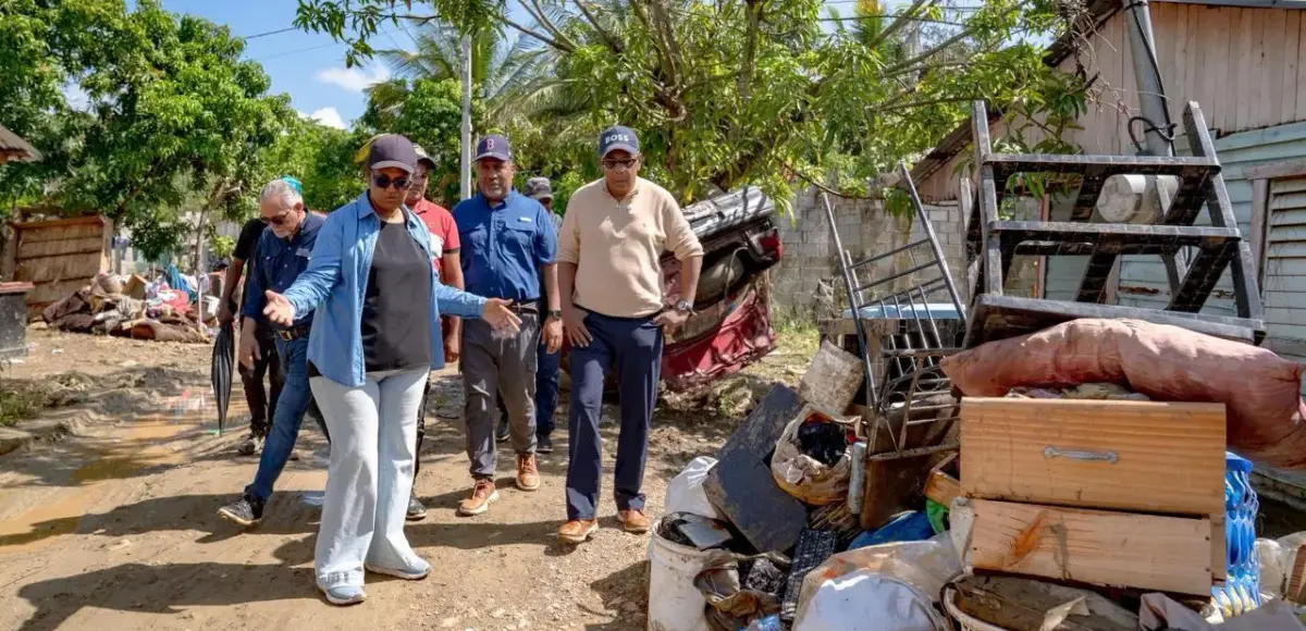 Director de DASAC encabeza recorrido por Los Alcarrizos y La Guáyiga tras daños provocados por inundaciones