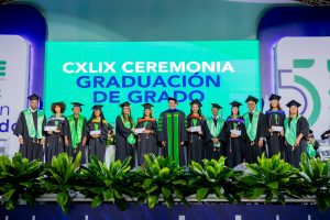 La UCE gradúa 915 nuevos profesionales en grado, posgrado y técnico superior