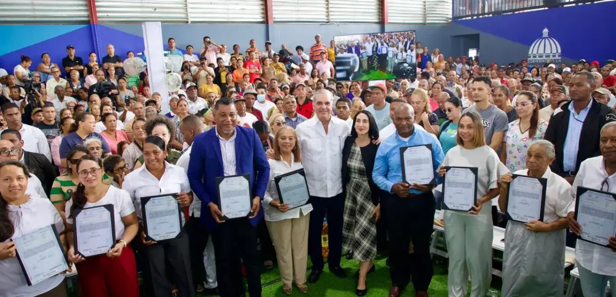 Presidente Abinader entrega 1,025 títulos de propiedad en Hato del Yaque