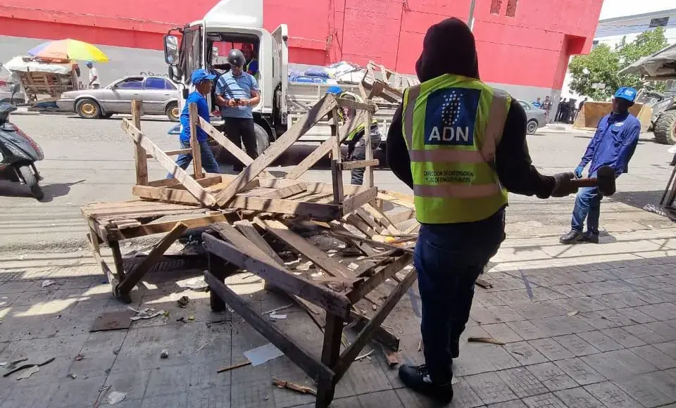 Alcaldía del DN recibe respaldo de asociaciones de buhoneros para recuperar espacios ocupados en las avenidas Duarte y París