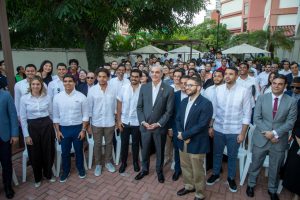 Presidente Abinader conversa con estudiantes universitarios sobre educación, liderazgo y servicio público como pilares del desarrollo