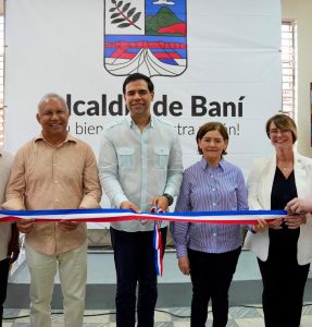 Roberto Ángel Salcedo encabeza la entrega de la Escuela de Bellas Artes de Baní