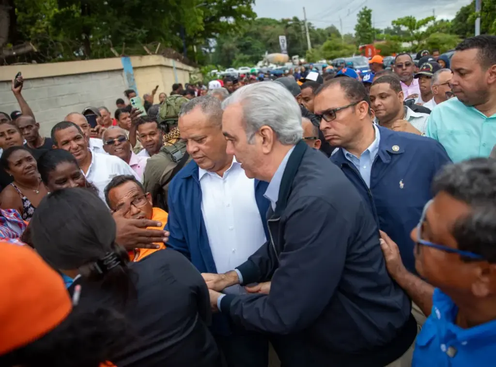 Presidente Abinader recorre sector Nuevo Amanecer de Los Alcarrizos y garantiza asistencia del Gobierno a familias afectadas