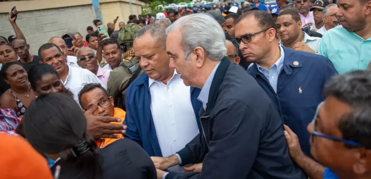Presidente Abinader recorre sector Nuevo Amanecer de Los Alcarrizos y garantiza asistencia del Gobierno a familias afectadas