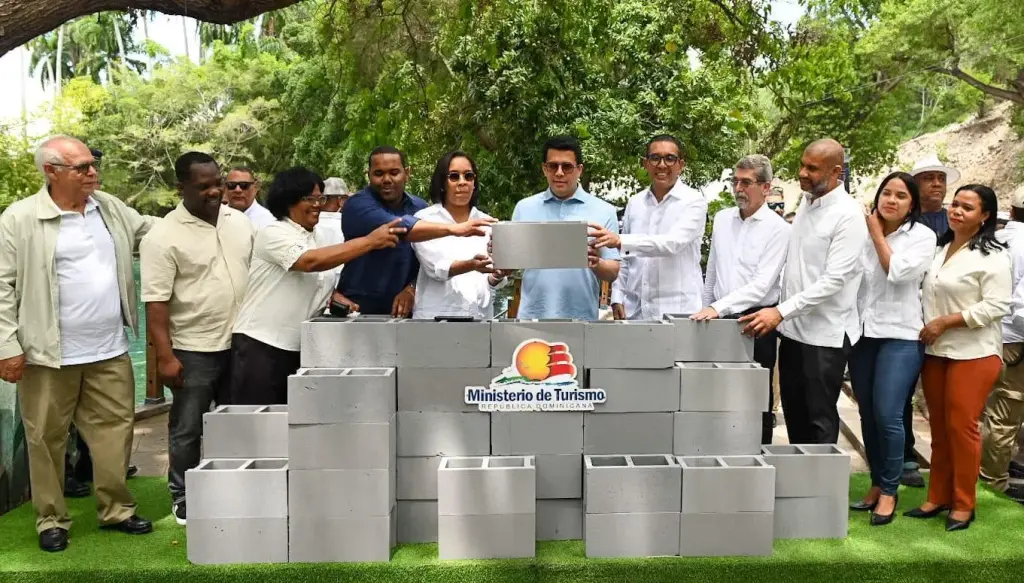 Ministro de Turismo inicia varias obras en Barahona y Bahoruco, con una inversión de más 112 millones de pesos.