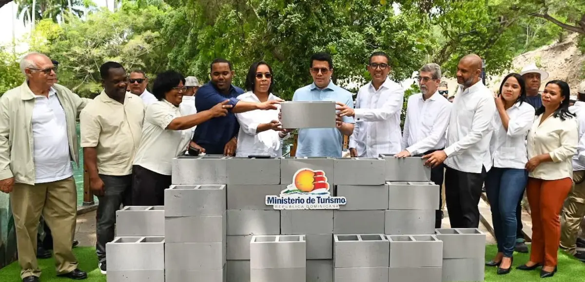 Ministro de Turismo inicia varias obras en Barahona y Bahoruco, con una inversión de más 112 millones de pesos.