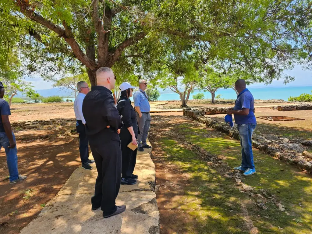 Arqueólogo Harun Özdaş realiza recorrido técnico en La Isabela