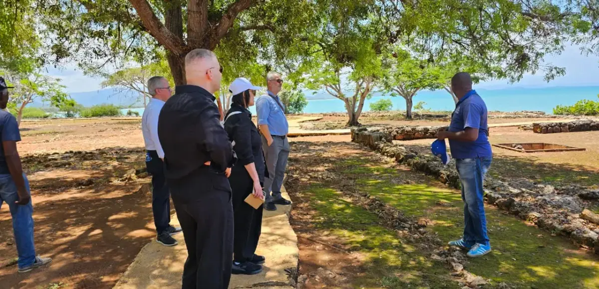 Arqueólogo Harun Özdaş realiza recorrido técnico en La Isabela