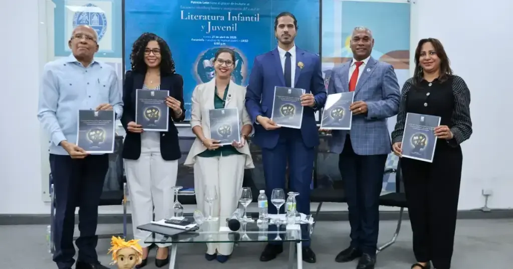 Patricio León inaugura stand de literatura infantil y juvenil en la UASD