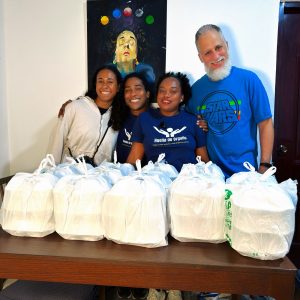 Huella de Orgullo entrega raciones de alimentos a personas en situación de calle durante el asueto de Semana Santa