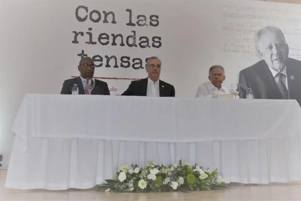 El presidente Abinader y rector de la UASD encabezan acto puesta en circulación libro de Juan Bolívar Díaz