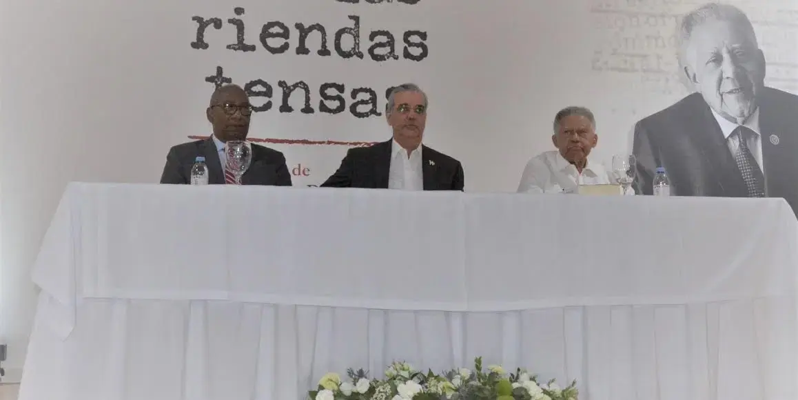 El presidente Abinader y rector de la UASD encabezan acto puesta en circulación libro de Juan Bolívar Díaz
