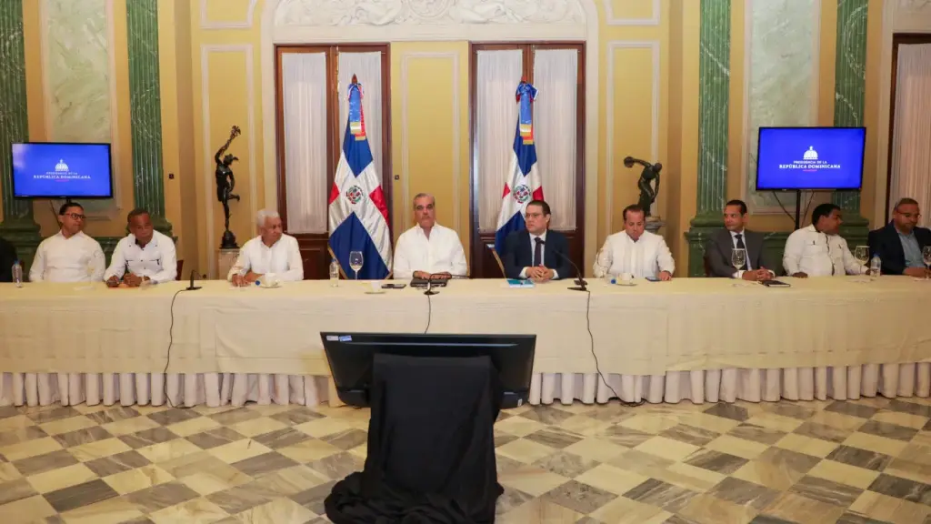 Gobierno dispone mesa permanente con transportistas para mitigar alza de combustibles y evitar aumentos en el pasaje