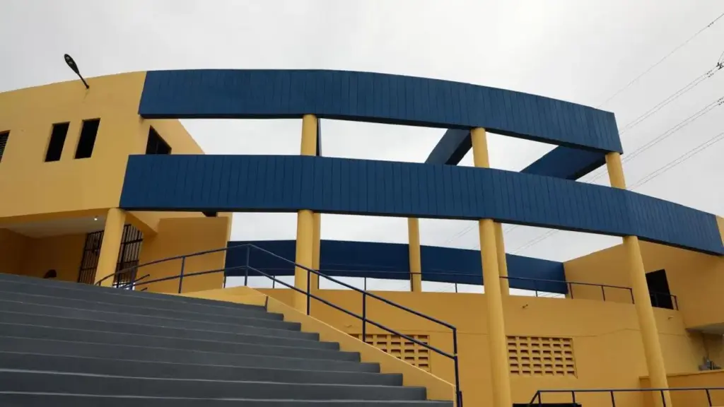Presidente Luis Abinader entrega remodelado Club Los Cachorros de Cristo Rey
