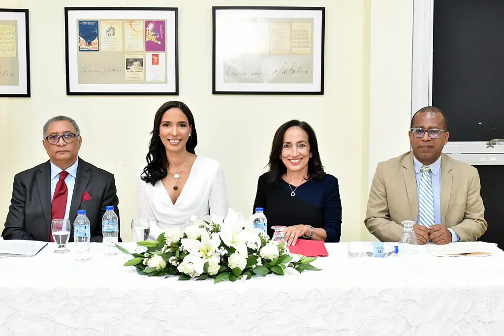 Abogada dominicana publica libro sobre habilitación para ejercer la abogacía en Francia