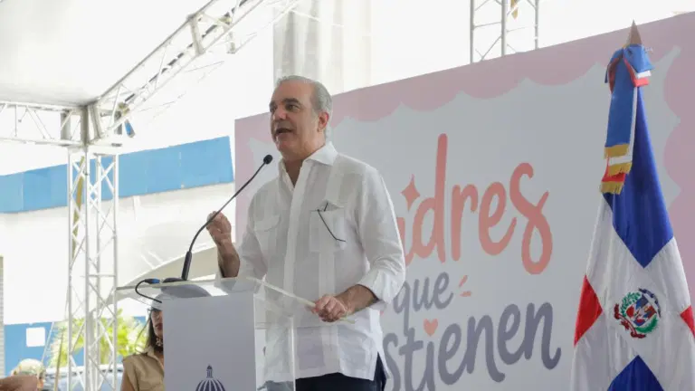 Presidente Abinader destaca sacrificio y fortaleza de las madres dominicanas durante jornada nacional “Madres que Sostienen”