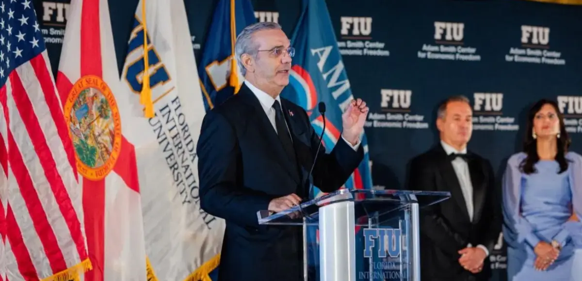 Presidente Luis Abinader regresa al país tras concluir agenda de trabajo en Miami