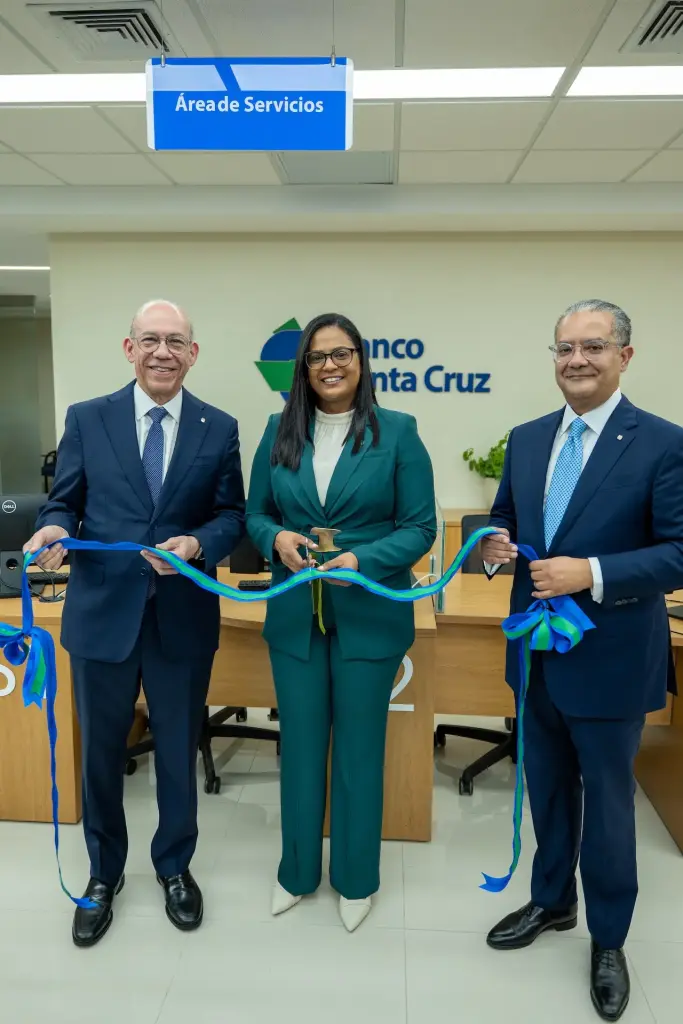 Banco Santa Cruz bendice centro de negocios en Mao, Valverde