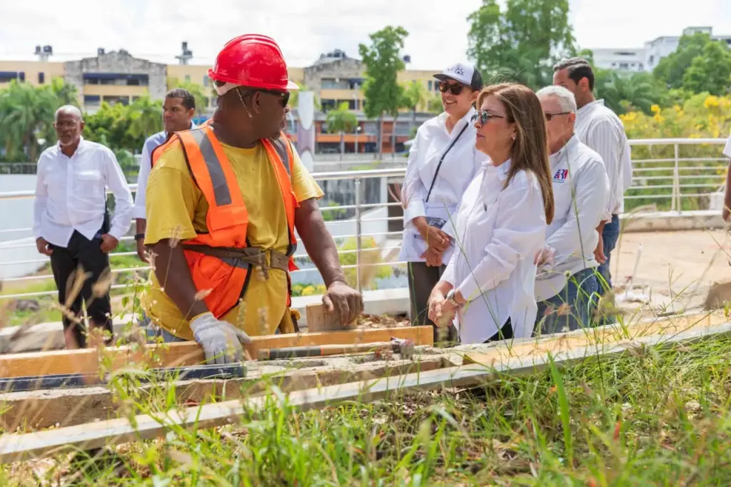 Carolina supervisa avances en remodelación del parque Núñez de Cáceres