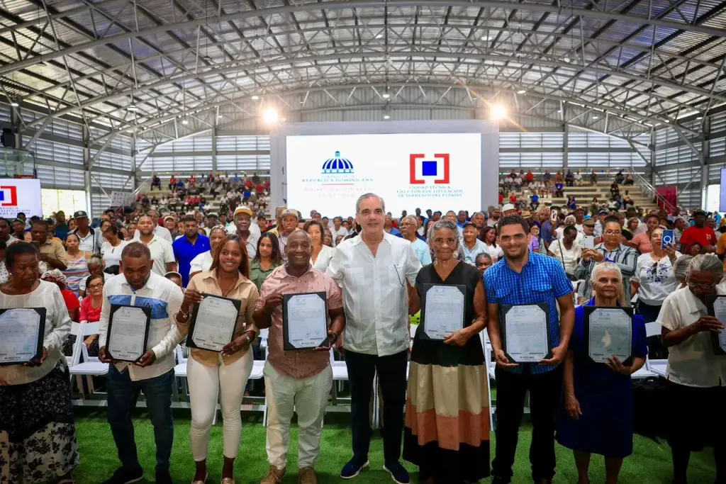 Presidente Abinader entrega 1,500 títulos de propiedad en Nuevo Domingo Savio y