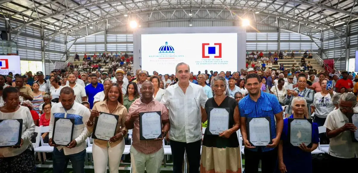 Presidente Abinader entrega 1,500 títulos de propiedad en Nuevo Domingo Savio y
