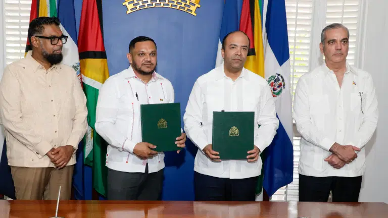República Dominicana y Guyana firman contrato para exploración de bloque petrolero en Guyana