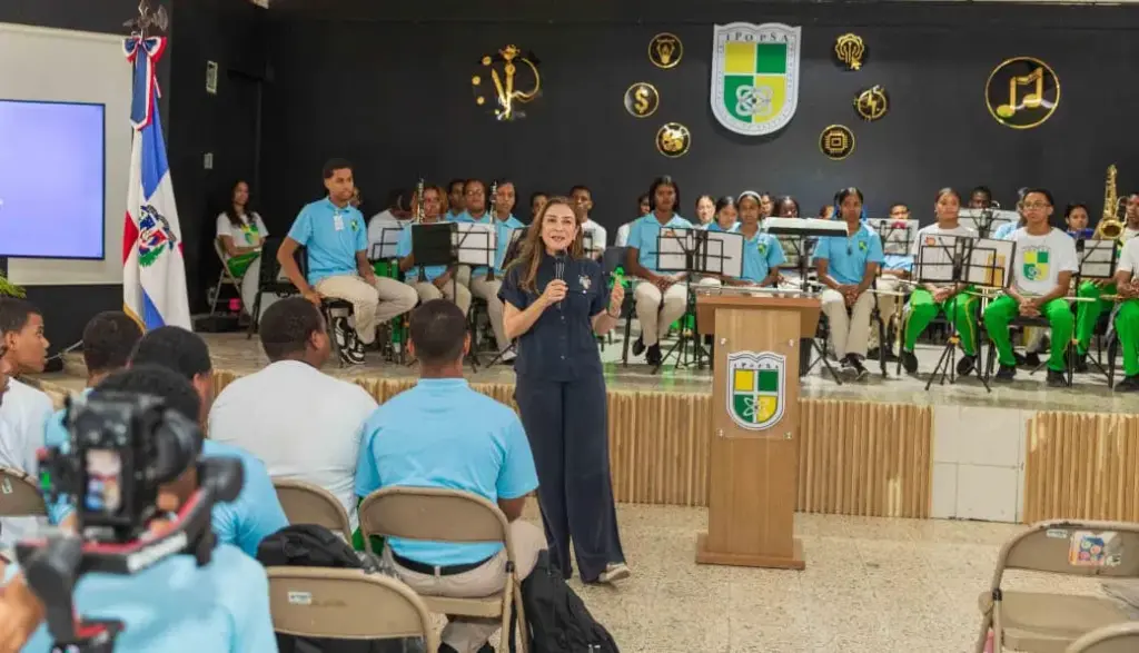 Carolina Mejía sostiene encuentro con estudiantes de politécnico en Gualey