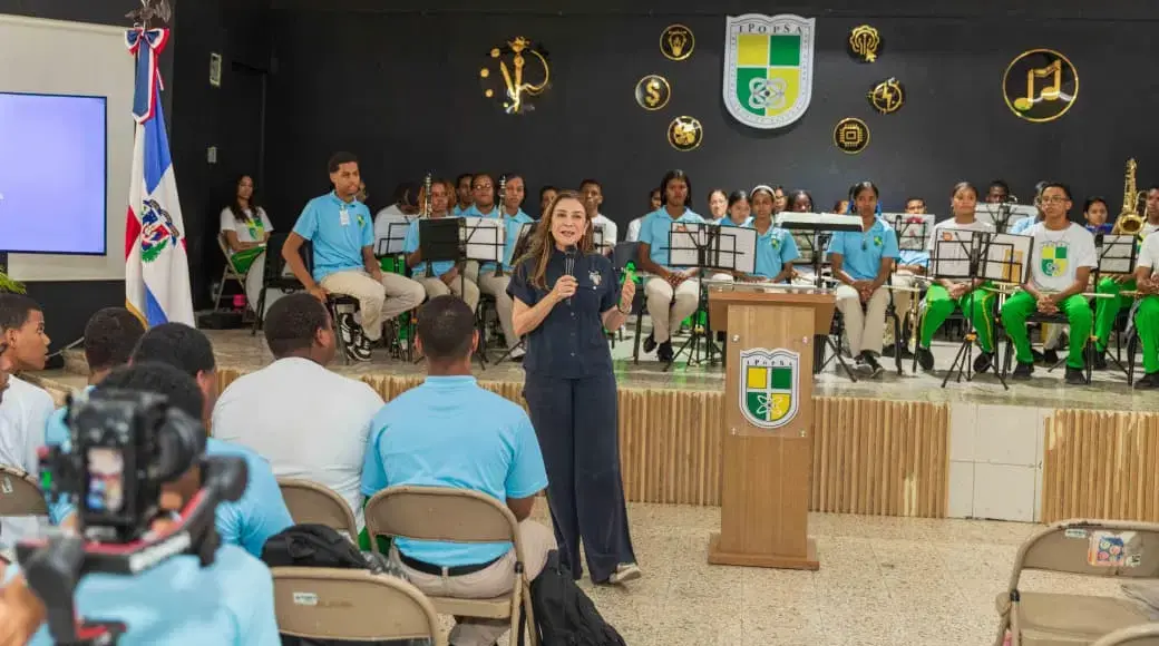 Carolina Mejía sostiene encuentro con estudiantes de politécnico en Gualey