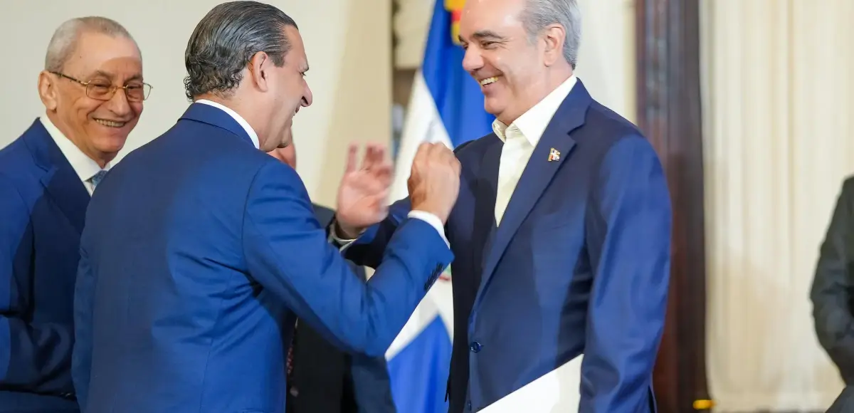 Presidente Luis Abinader firma acuerdo de colaboración entre FINJUS y la Consultoría Jurídica del Poder Ejecutivo