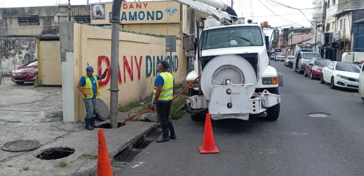 Alcaldía del Distrito Nacional intensifica operativos de limpieza por vaguada