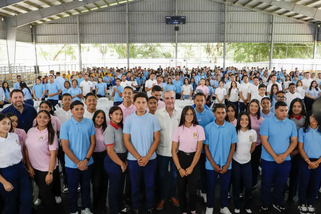 Presidente Abinader sostiene encuentro con 350 estudiantes en San José de Ocoa