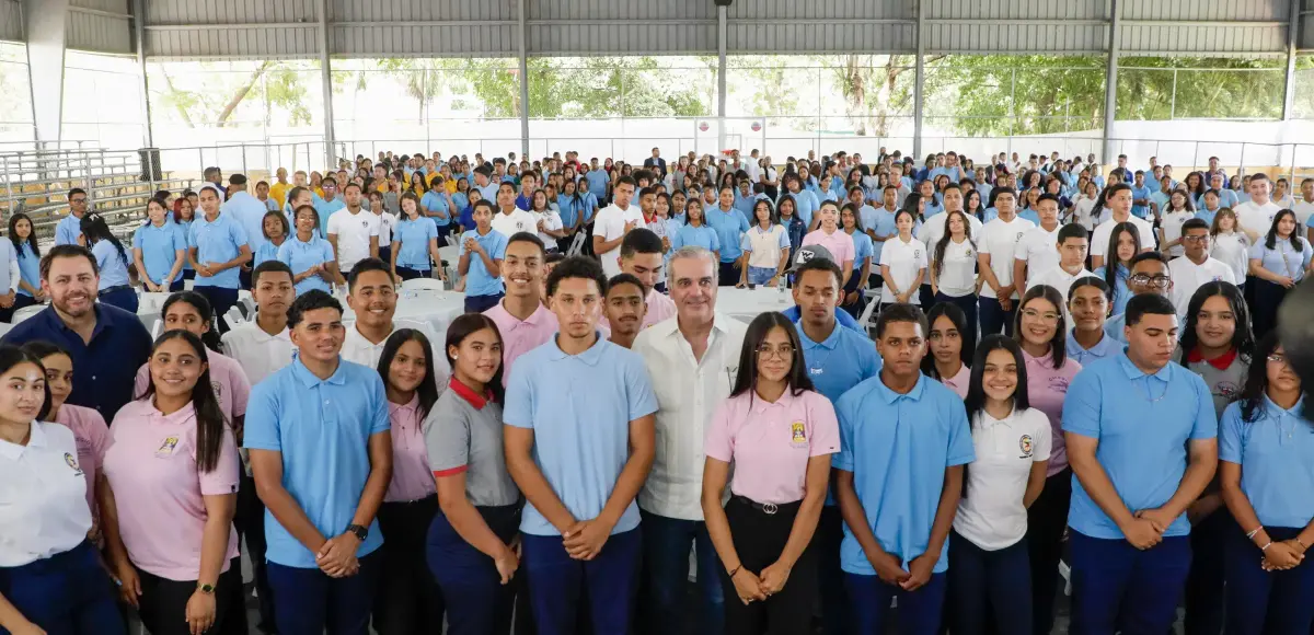 Presidente Abinader sostiene encuentro con 350 estudiantes en San José de Ocoa