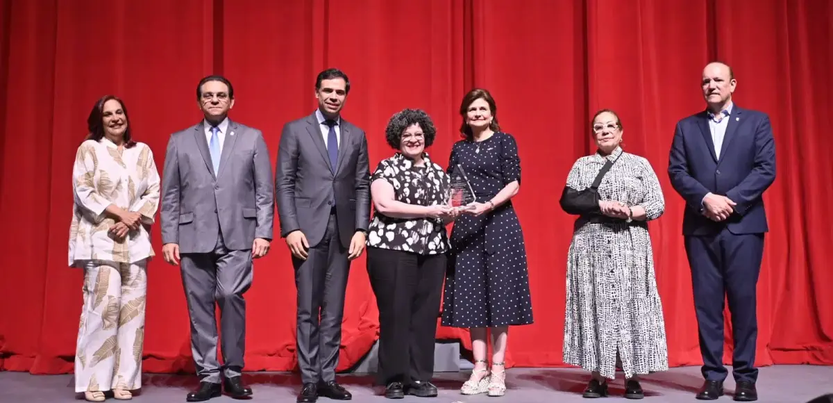 Raquel Peña y Roberto Ángel Salcedo reconocen madres en homenaje al centenario del ‘Himno a las Madres’