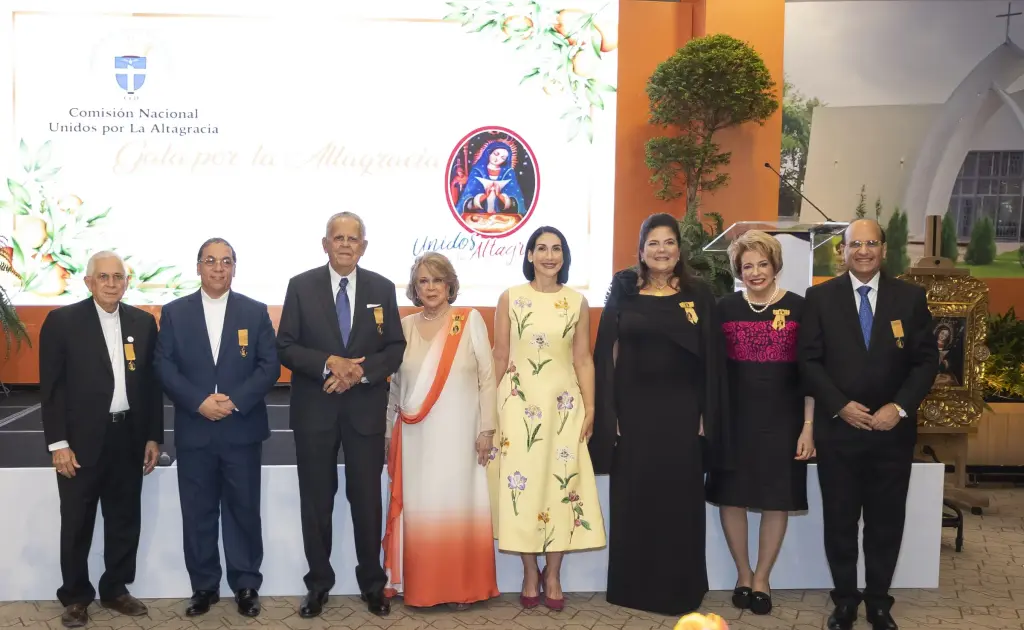 Comisión Nacional Unidos por la Altagracia reconoce a la primera dama Raquel Arbaje y a Don Tato Bisonó en primera Gala por la Altagracia