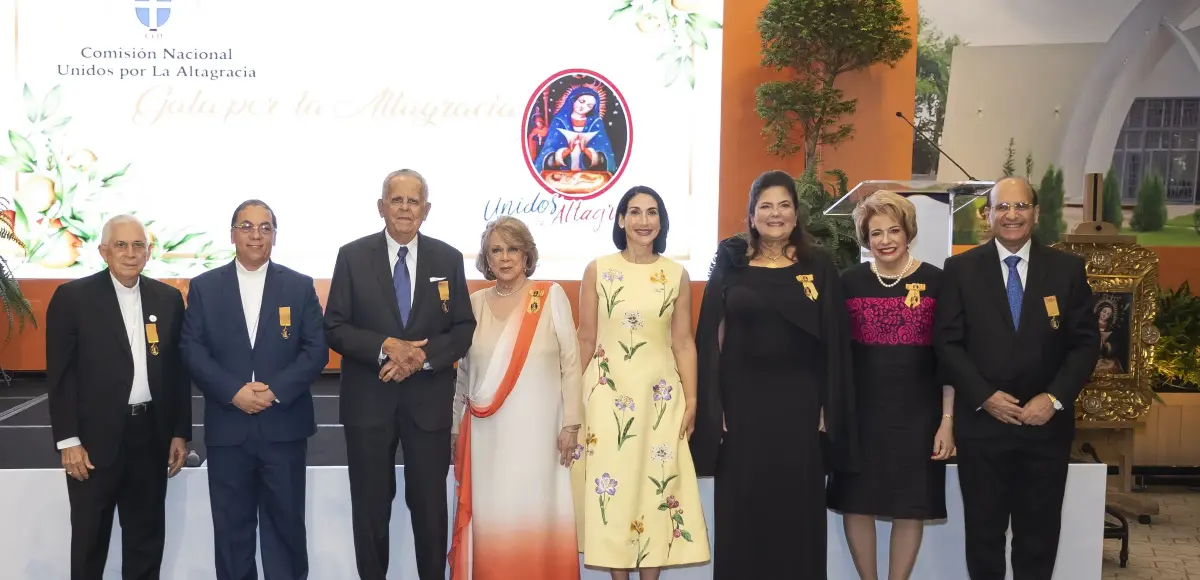 Comisión Nacional Unidos por la Altagracia reconoce a la primera dama Raquel Arbaje y a Don Tato Bisonó en primera Gala por la Altagracia