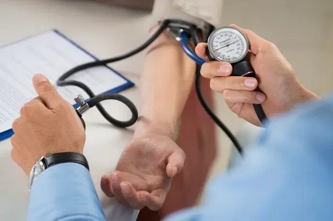La presión arterial alta puede aparecer a cualquier edad: cómo prevenirla y detectarla a tiempo