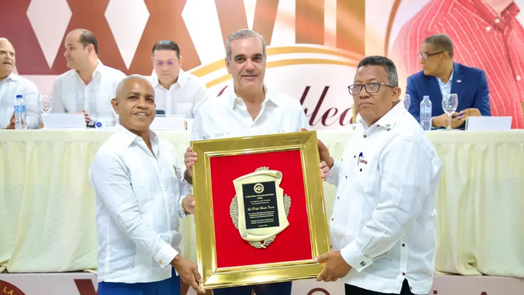 Presidente Abinader afirmó que el Gobierno continuará apoyando a los pequeños y medianos productores de la harina