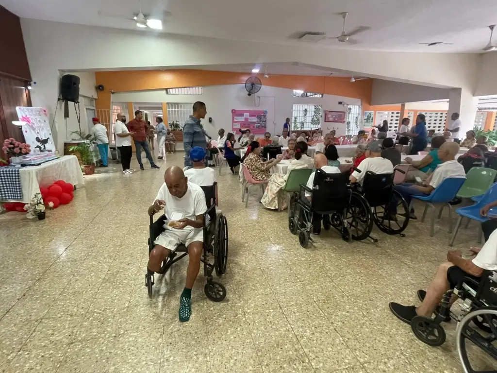 José Rubén Gonell agasaja a las madres del Centro Geriátrico San Joaquín y Santa Ana de La Vega