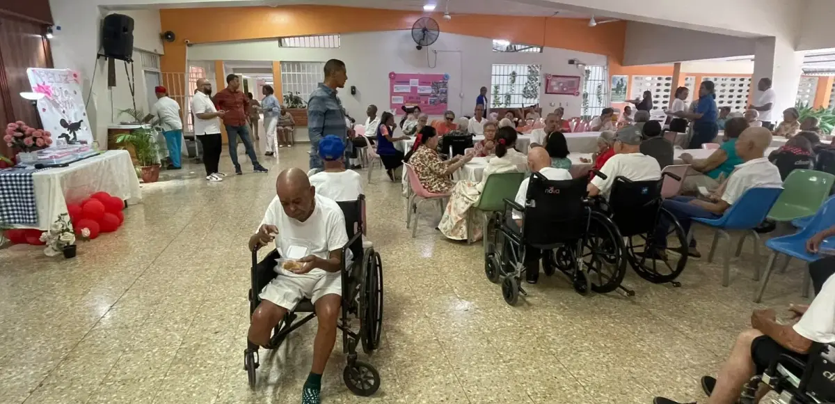 José Rubén Gonell agasaja a las madres del Centro Geriátrico San Joaquín y Santa Ana de La Vega