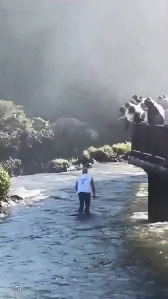 Turista se lanza a las aguas de las Cataratas del Iguazu para recuperar su celular