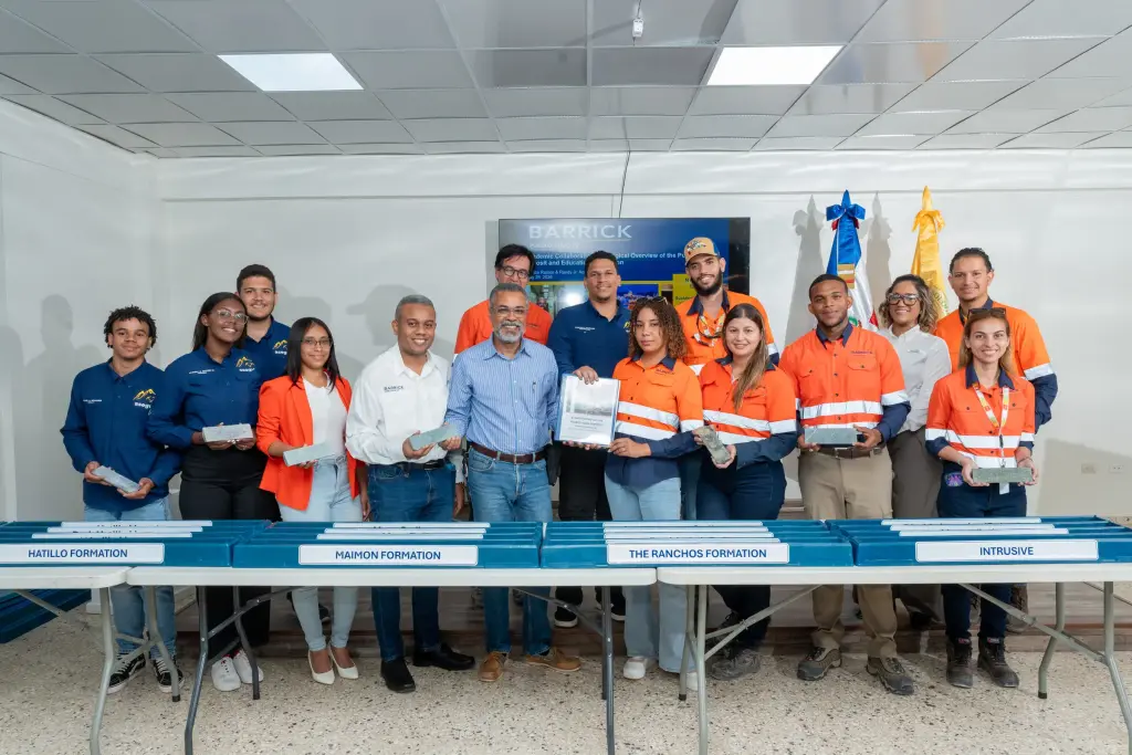 Barrick Pueblo Viejo fortalece formación práctica de estudiantes de Geología de UTECO con donación técnica especializada
