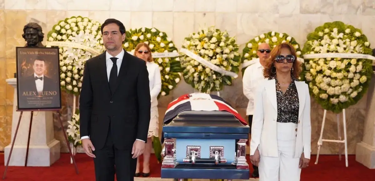 Cientos despiden al reconocido artista Alex Bueno
